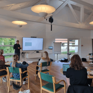 Underviser viser på en skærm til Sclerosekursus 2025