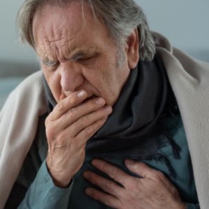 En ældre mand som hoster